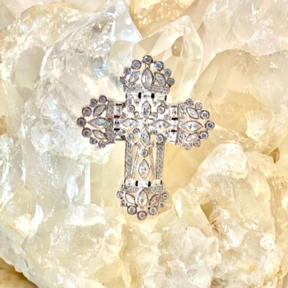 Beautiful Crystal Cross Pendant w/Chain